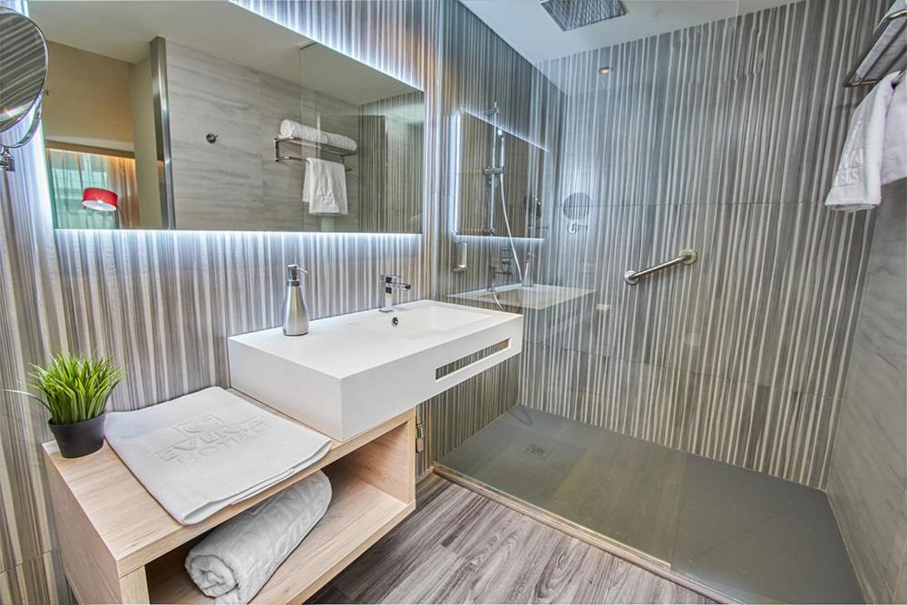 Gran Evenia Panama Hotel Exterior photo A wet room
