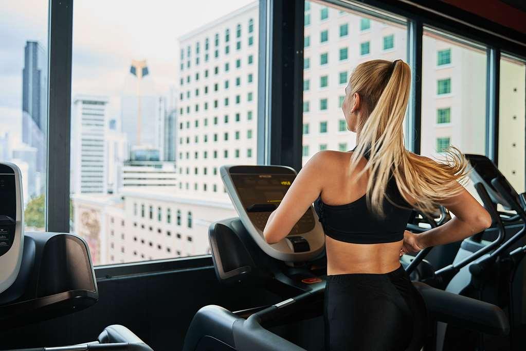 Gran Evenia Panama Hotel Facilities photo A woman on a treadmill